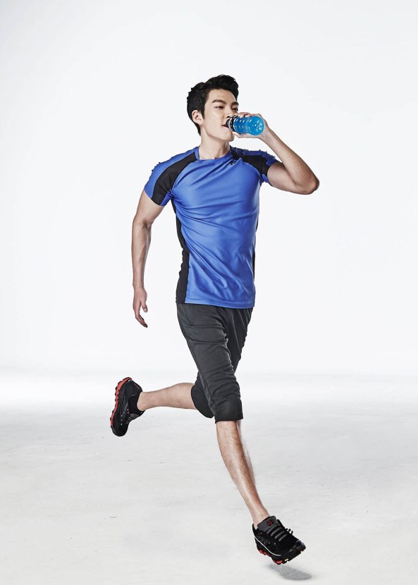  Kim Woo Bin يظهر سحره الرياضي من خلال صور من وراء كواليس اعلان Powerade  62656-328365